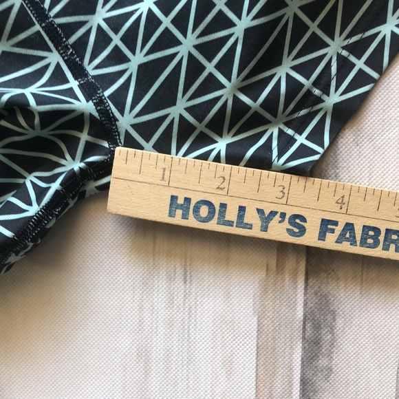 UNDER ARMOUR ATHLETIC SHORTS Two pairs/ geometric print Woman’s medium - Picture 7 of 8